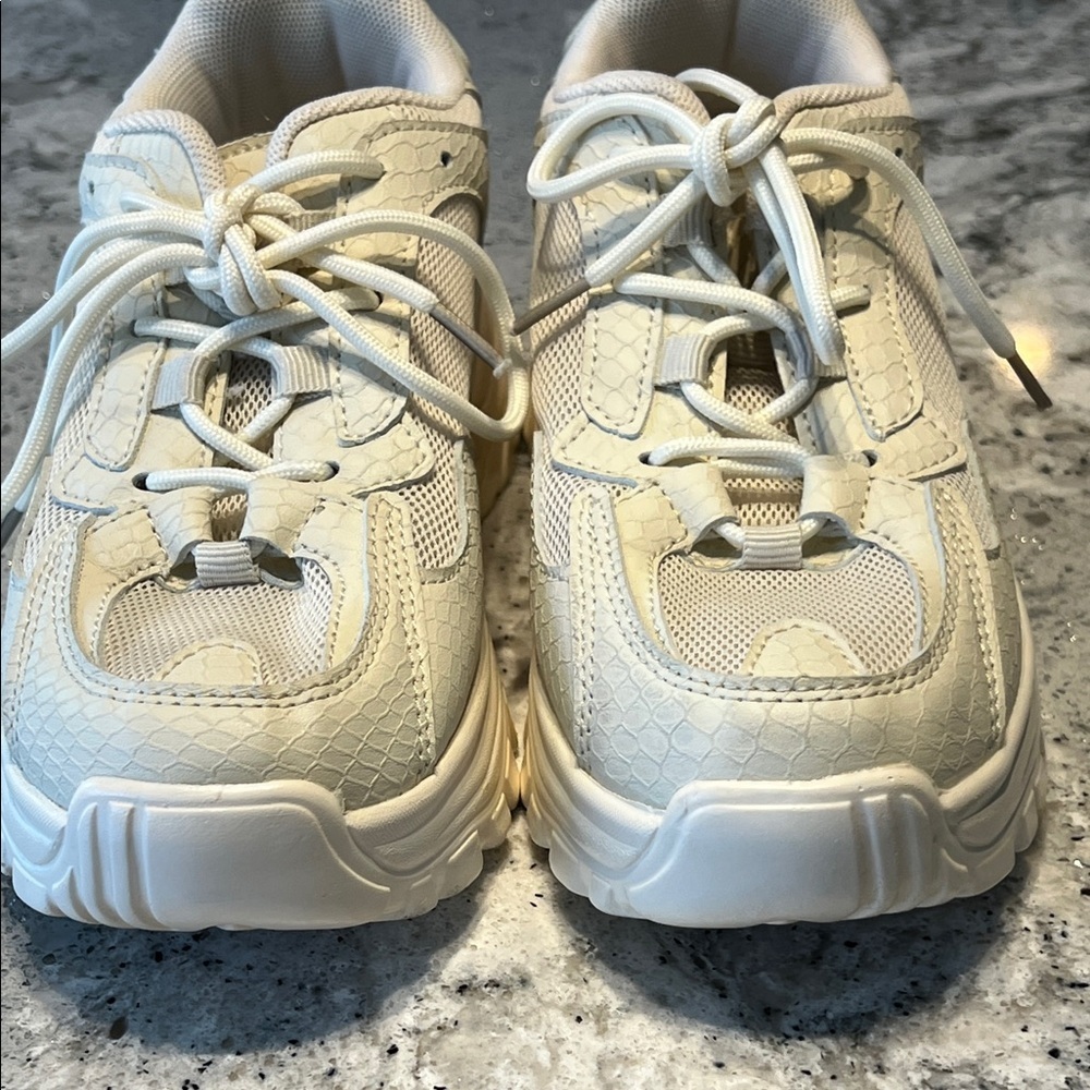 NEW BERNESS Women's Cream Crocodile Cream Athletic Shoes Size 6 - Picture 4 of 12